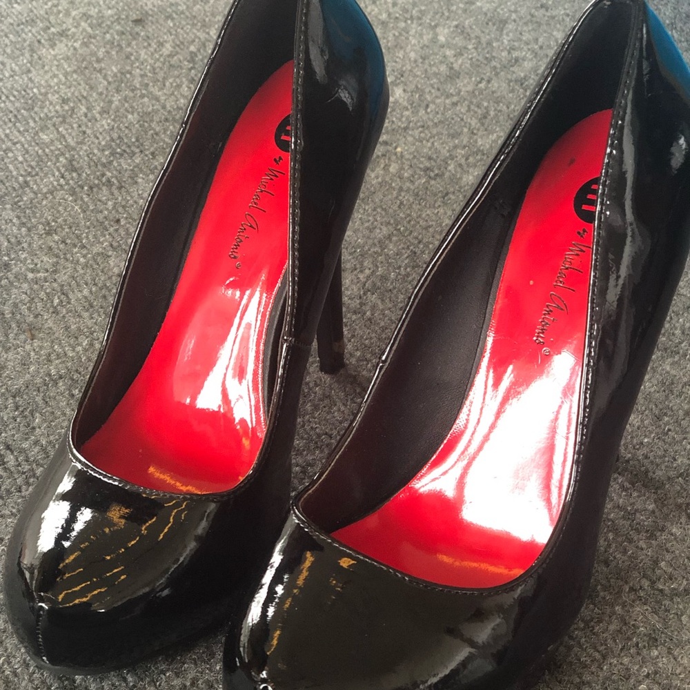 Black pumps